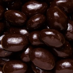 bombones de almendra con chocolate negro